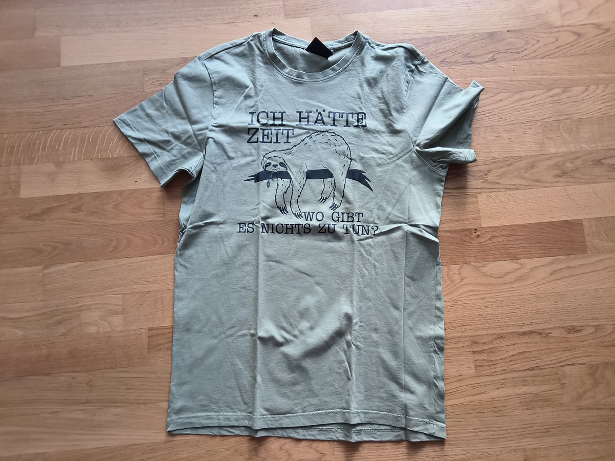 Kurzärmliges Herren T-Shirt | Much More Menswear | olivegrün | Größe L | Spruch: „Ich hätte Zeit, wo gibt es nichts zu tun?"