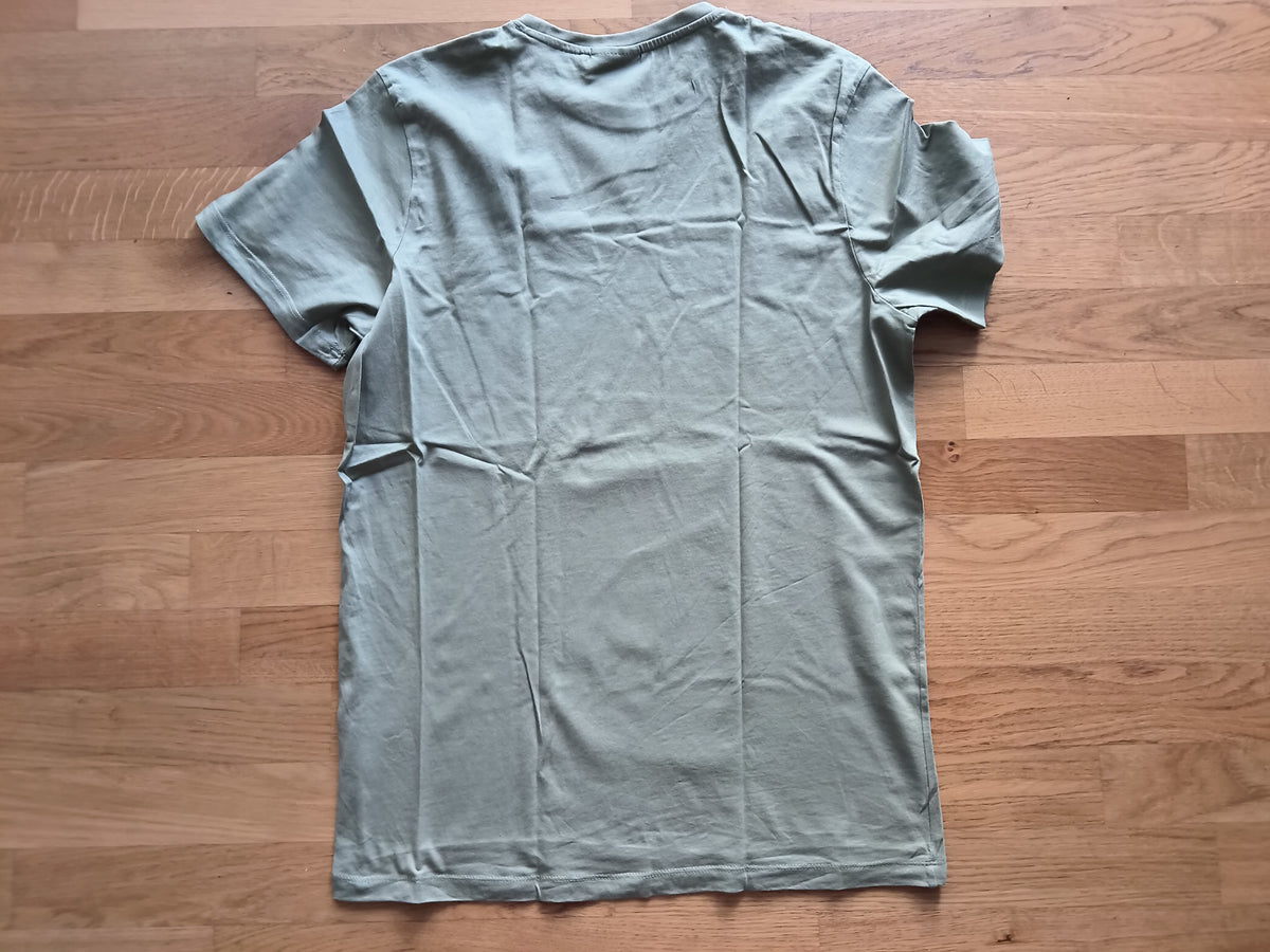 Kurzärmliges Herren T-Shirt | Much More Menswear | olivegrün | Größe L | Spruch: „Ich hätte Zeit, wo gibt es nichts zu tun?"