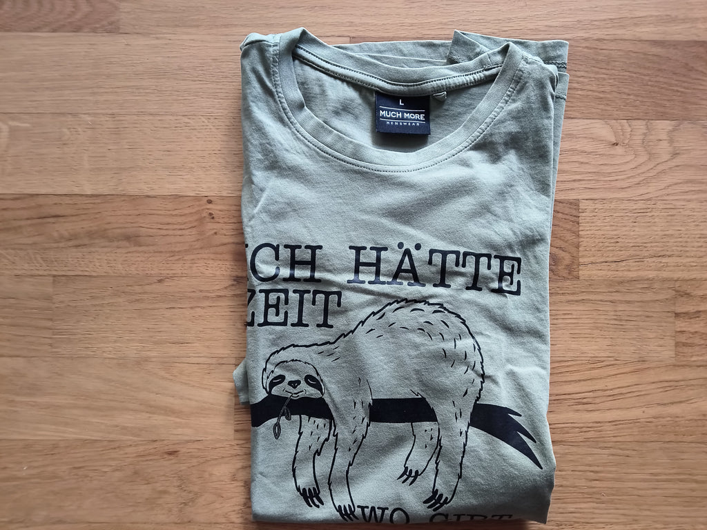 Kurzärmliges Herren T-Shirt | Much More Menswear | olivegrün | Größe L | Spruch: „Ich hätte Zeit, wo gibt es nichts zu tun?"