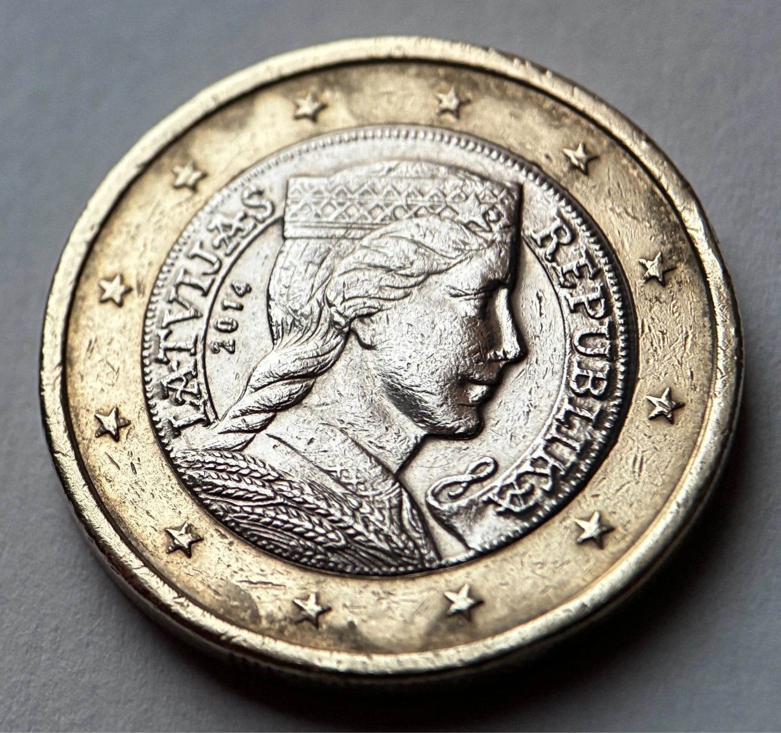 1 Euro 2014 | Lettland | "Milda" Trachtenmädchen | Bi-Metall Münze