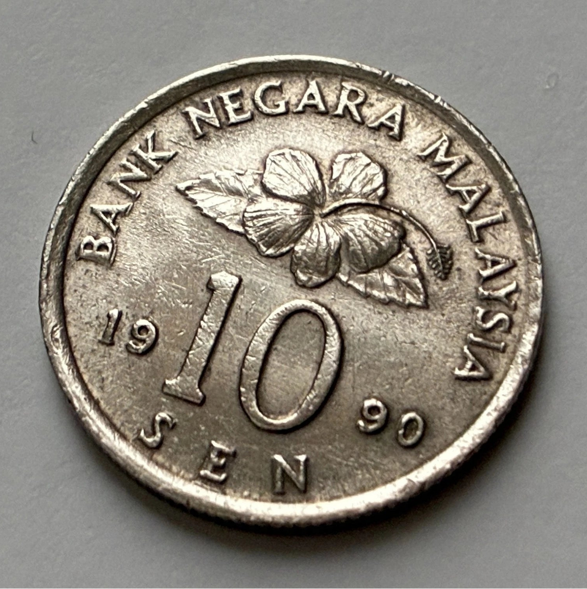 10 Sen 1990 | Malaysia | Congkak-Spiel & Hibiskus | Kupfer-Nickel | Kursmünze
