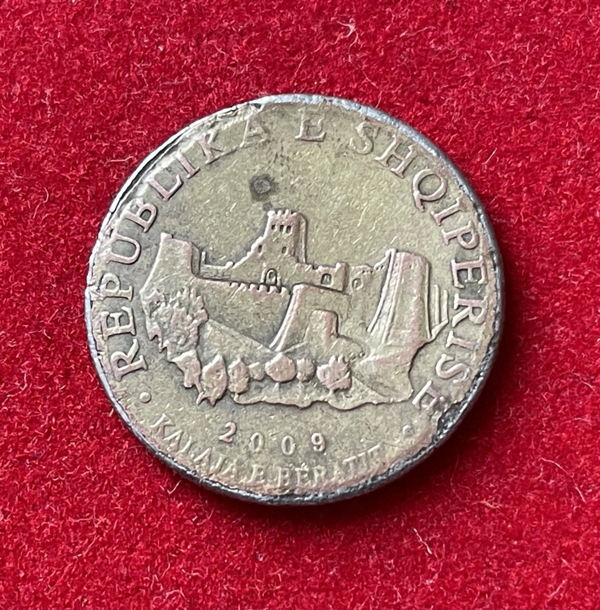 10 Lekë 2009 | Republik Albanien | Burg von Berat | Vermessingter Stahl Münze