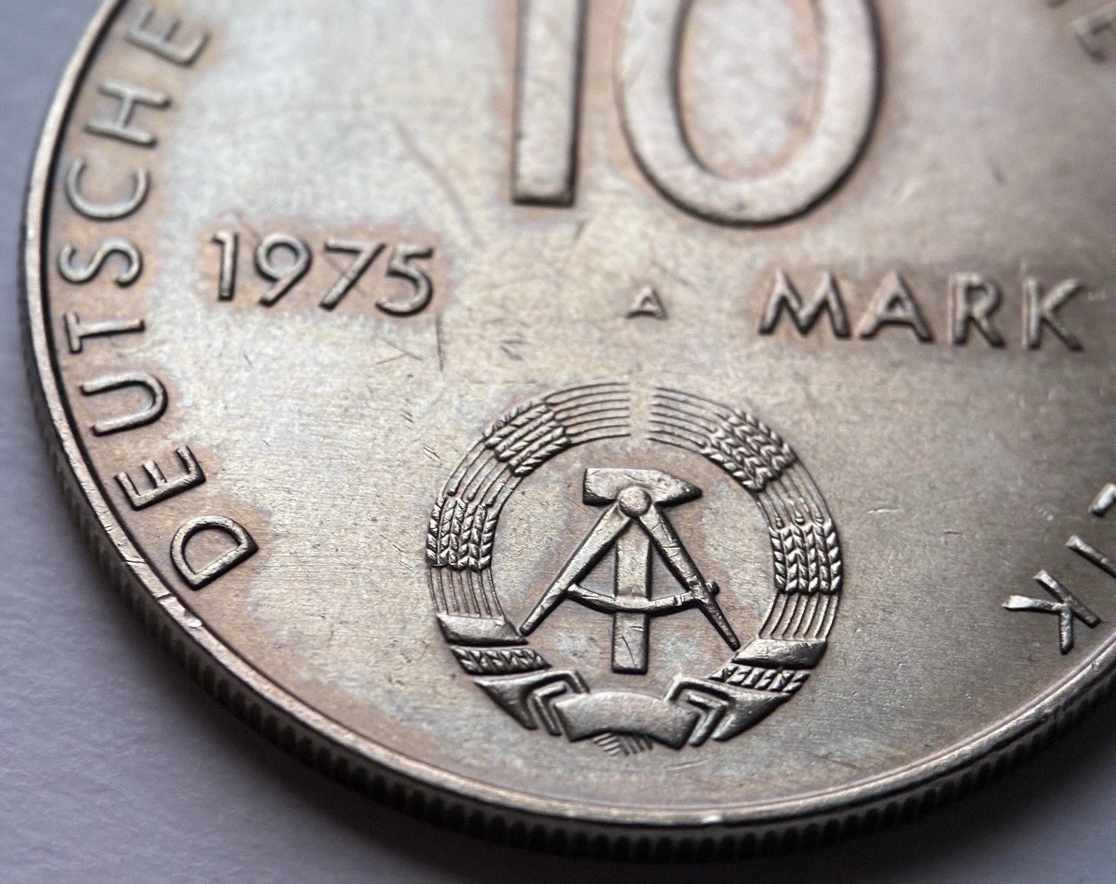 10 Mark 1975 A | Deutsche Demokratische Republik (DDR) | 20 Jahre Warschauer Vertrag | Kupfer-Zink-Nickel | Gedenkmünze | sehr schön