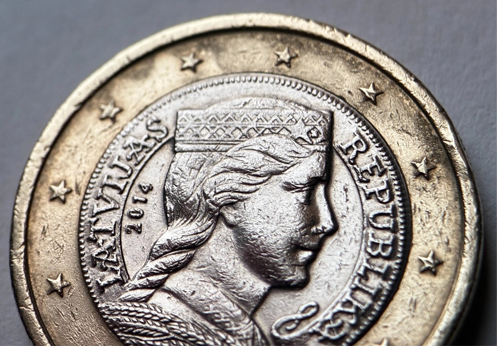 1 Euro 2014 | Lettland | "Milda" Trachtenmädchen | Bi-Metall Münze