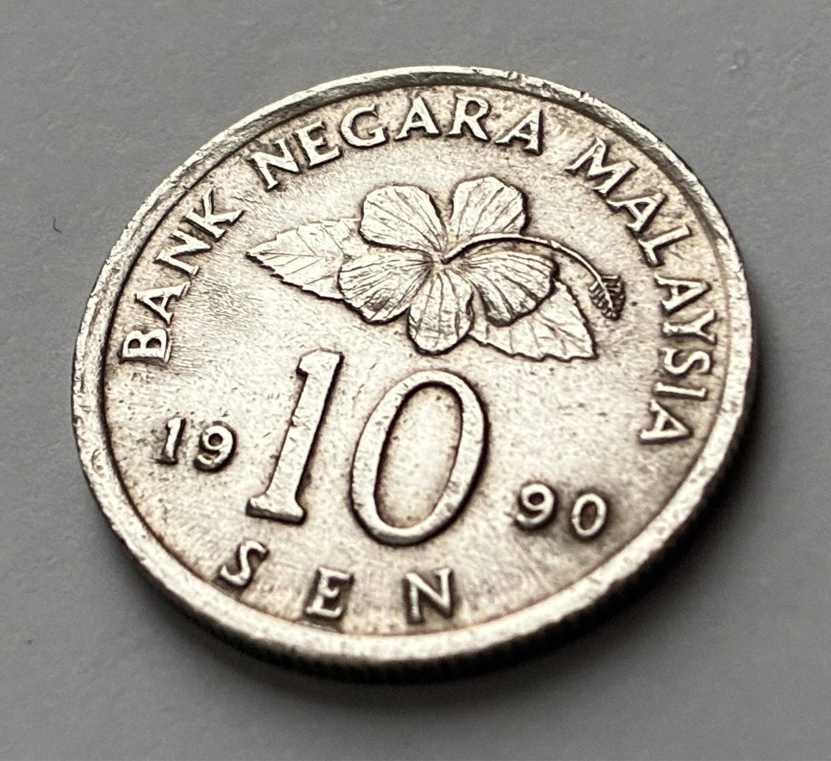 10 Sen 1990 | Malaysia | Congkak-Spiel & Hibiskus | Kupfer-Nickel | Kursmünze