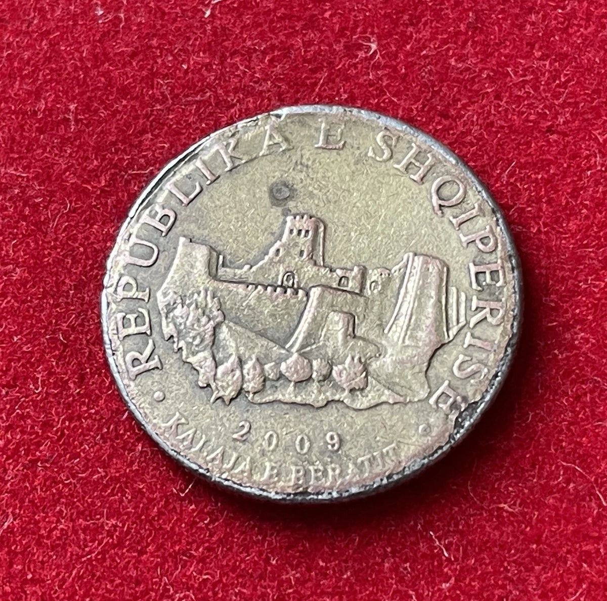 10 Lekë 2009 | Republik Albanien | Burg von Berat | Vermessingter Stahl Münze