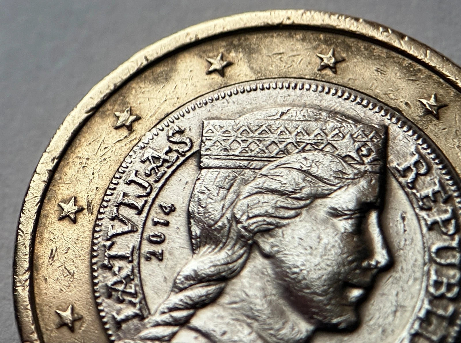 1 Euro 2014 | Lettland | "Milda" Trachtenmädchen | Bi-Metall Münze