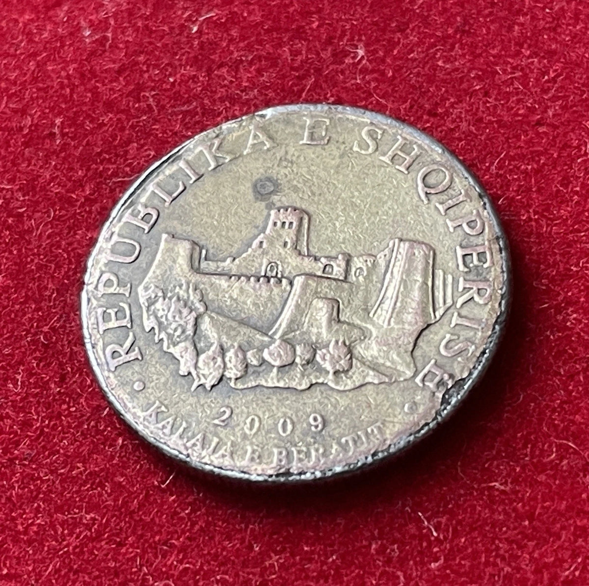 10 Lekë 2009 | Republik Albanien | Burg von Berat | Vermessingter Stahl Münze