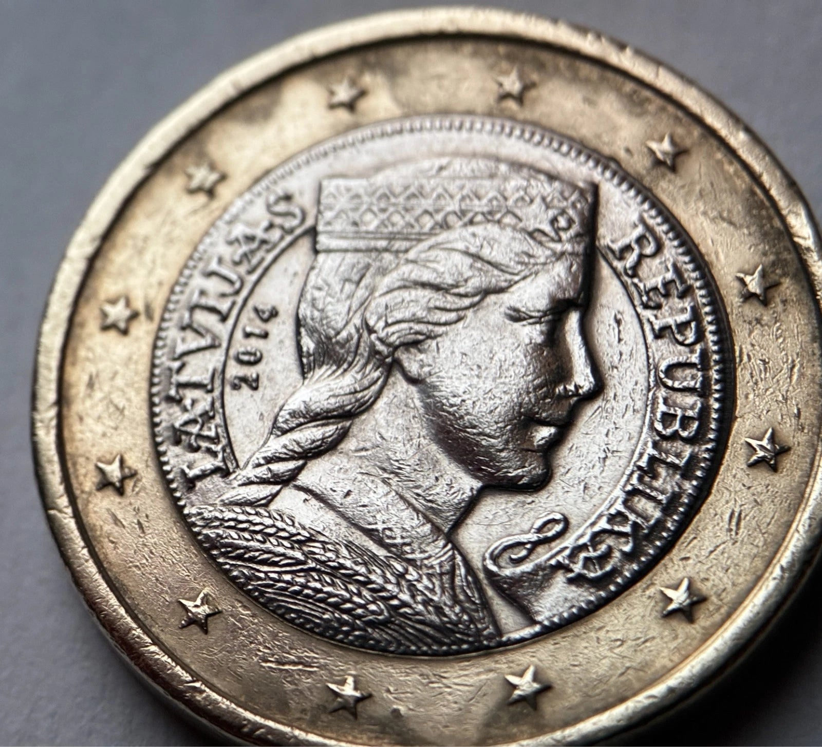 1 Euro 2014 | Lettland | "Milda" Trachtenmädchen | Bi-Metall Münze