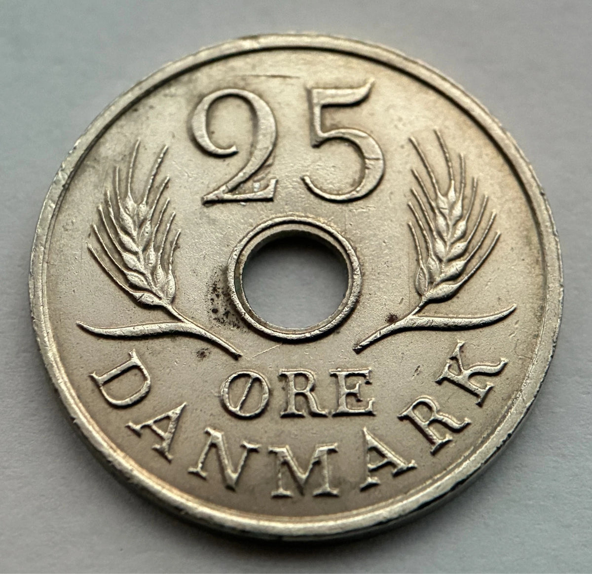 25 Øre 1967 | Dänemark | König Frederik IX. | Lochmünze | Kupfer-Nickel Münze | schön